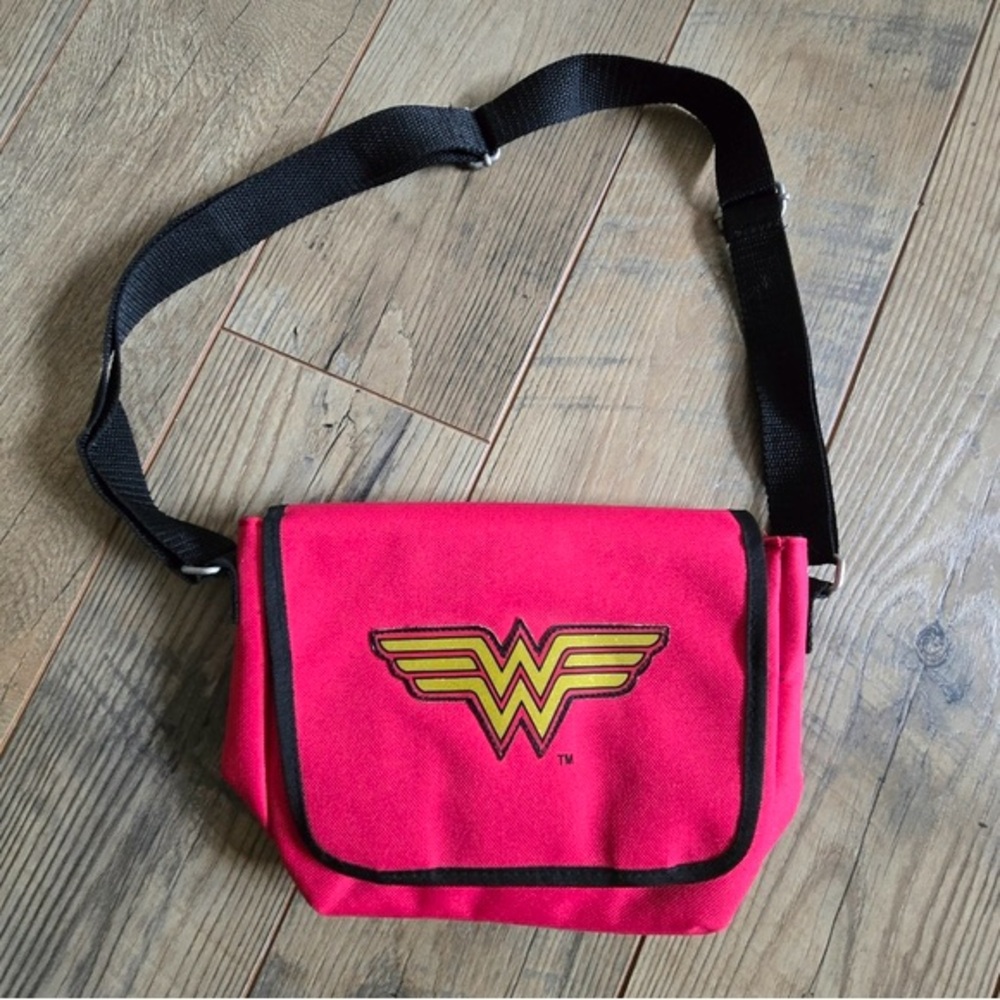 WONDER WOMAN Red Crossbody Bag